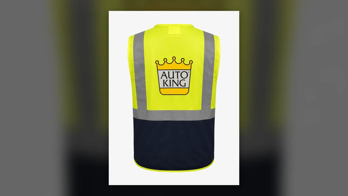 Auto King için üretilen logo baskılı iş kıyafetleri — gerçek ürün fotoğrafı